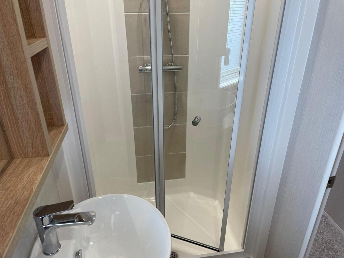Stunning Caravan With Full Sea Views At Broadland Sands In Suffolk Ref 20236Bs ホプトン・オン・シー エクステリア 写真