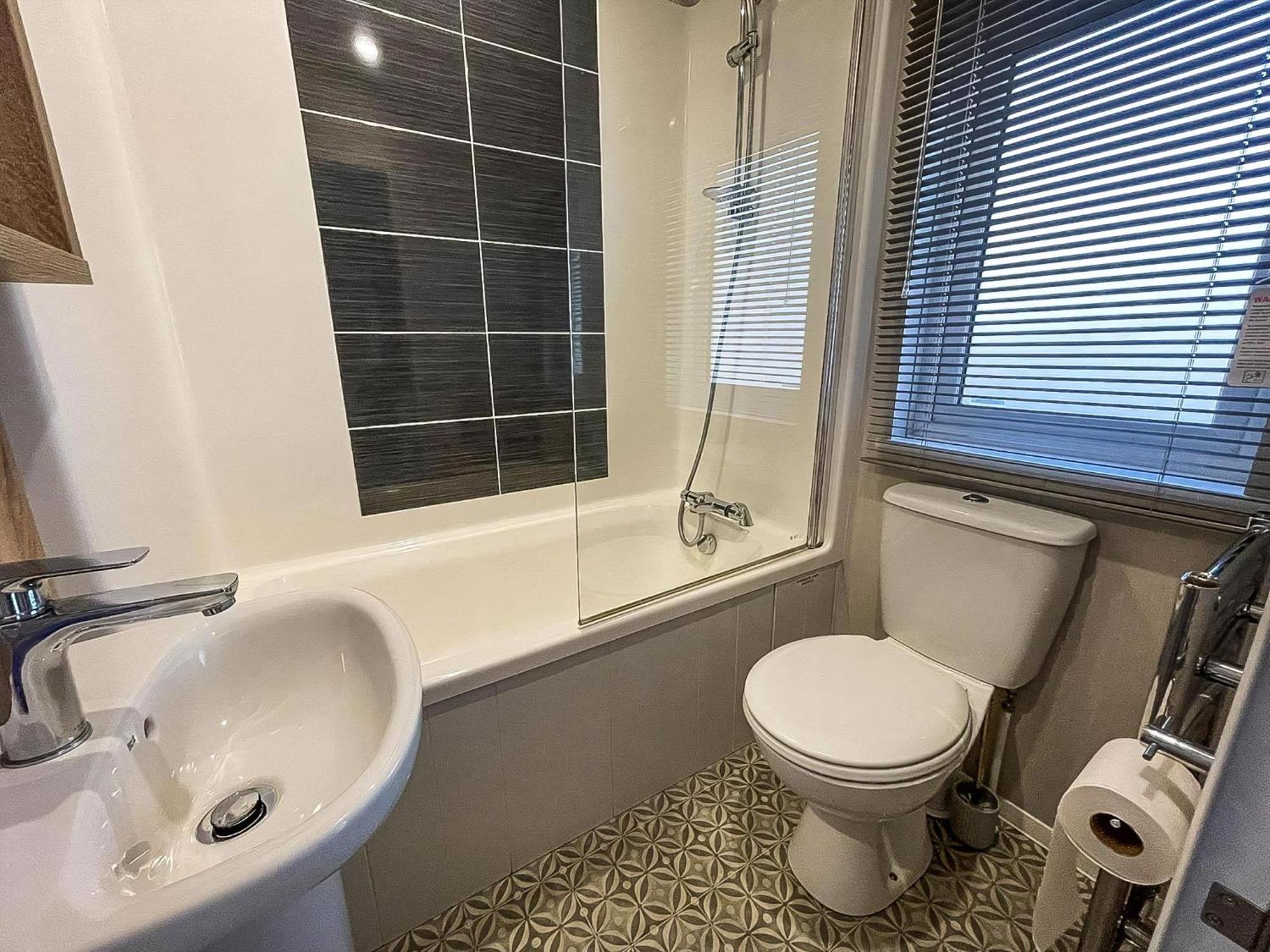 Stunning Caravan With Full Sea Views At Broadland Sands In Suffolk Ref 20236Bs ホプトン・オン・シー エクステリア 写真